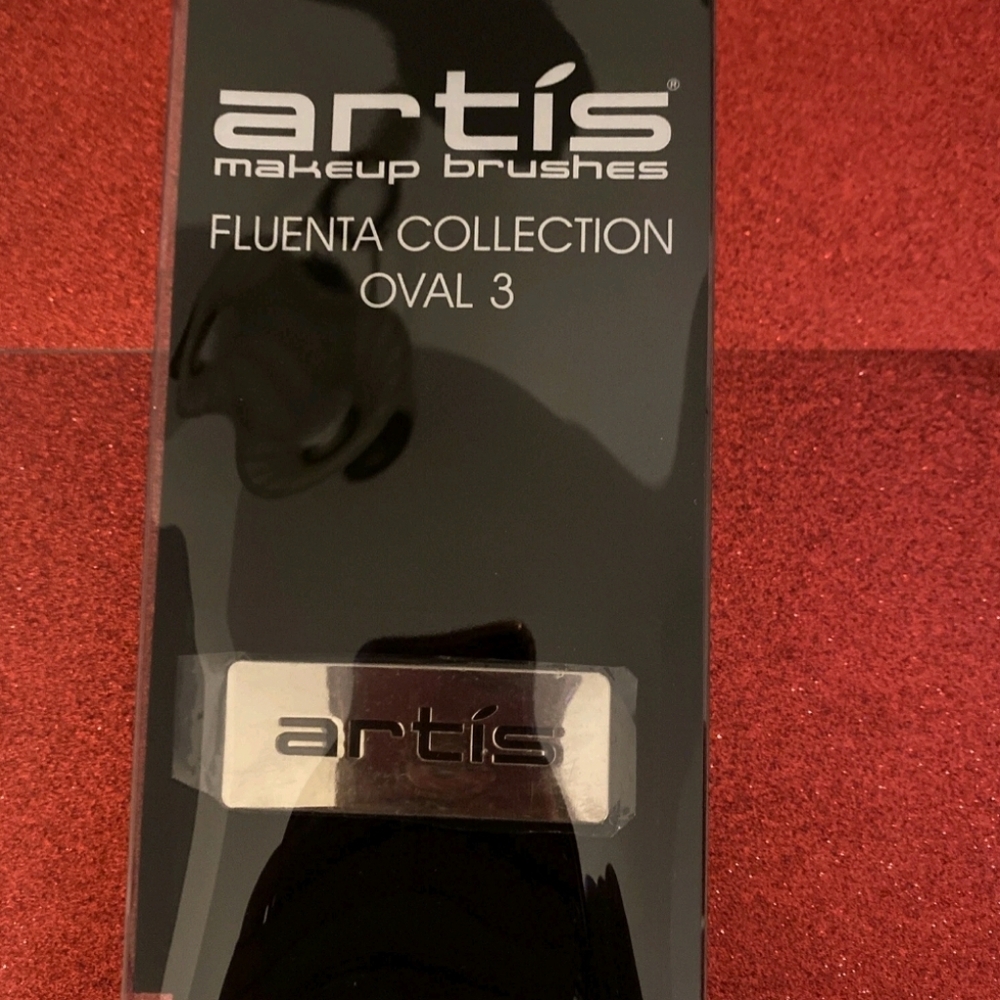 The Artis Makeup Brush from the FLUENTA COLLECTION OVAL3